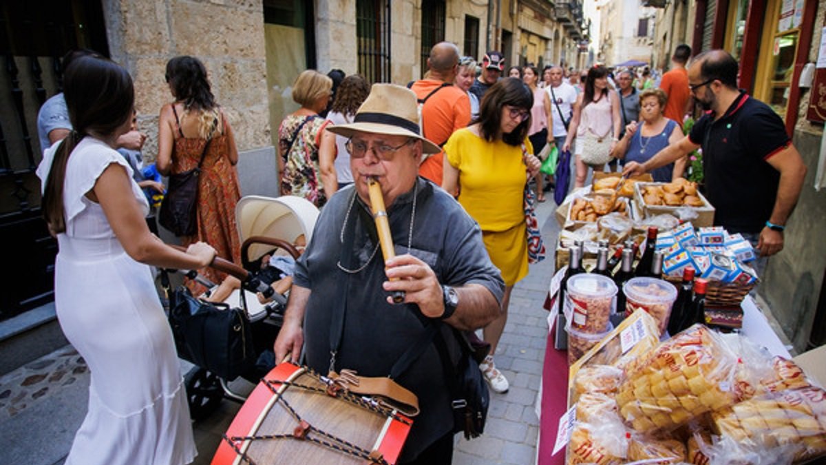 Más de 170 puestos de comercio y artesanía llenan las calles en esta jornada festiva - ICAL