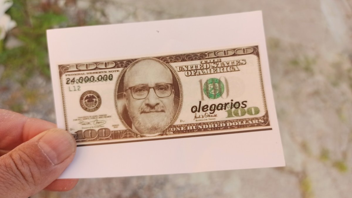 Billetes de dólar con la cara del candidato del PSOE y actual alcalde de Ponferrada, Olegario Ramón. ICAL