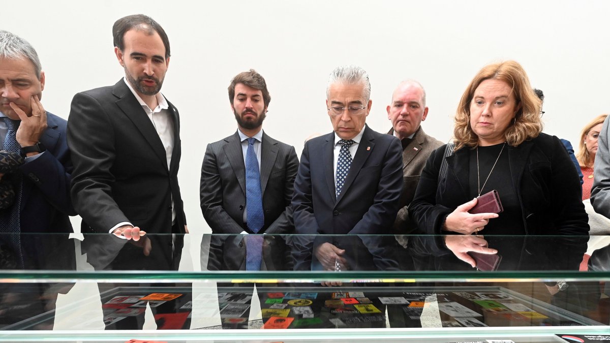 El vicepresidente de la Junta, Juan García-Gallardo, inaugura la exposición 'Pegatinas del Odio' en Burgos. ICAL
