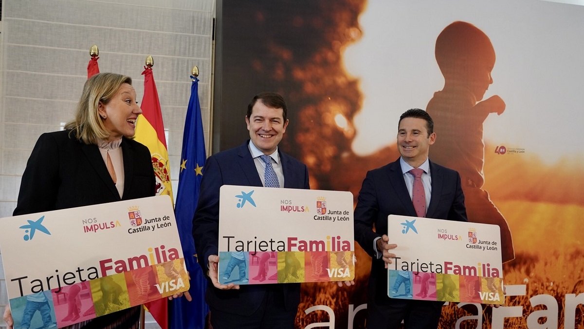 El presidente de la Junta de Castilla y León, Alfonso Fernández Mañueco, presenta la Tarjeta Familia.- ICAL