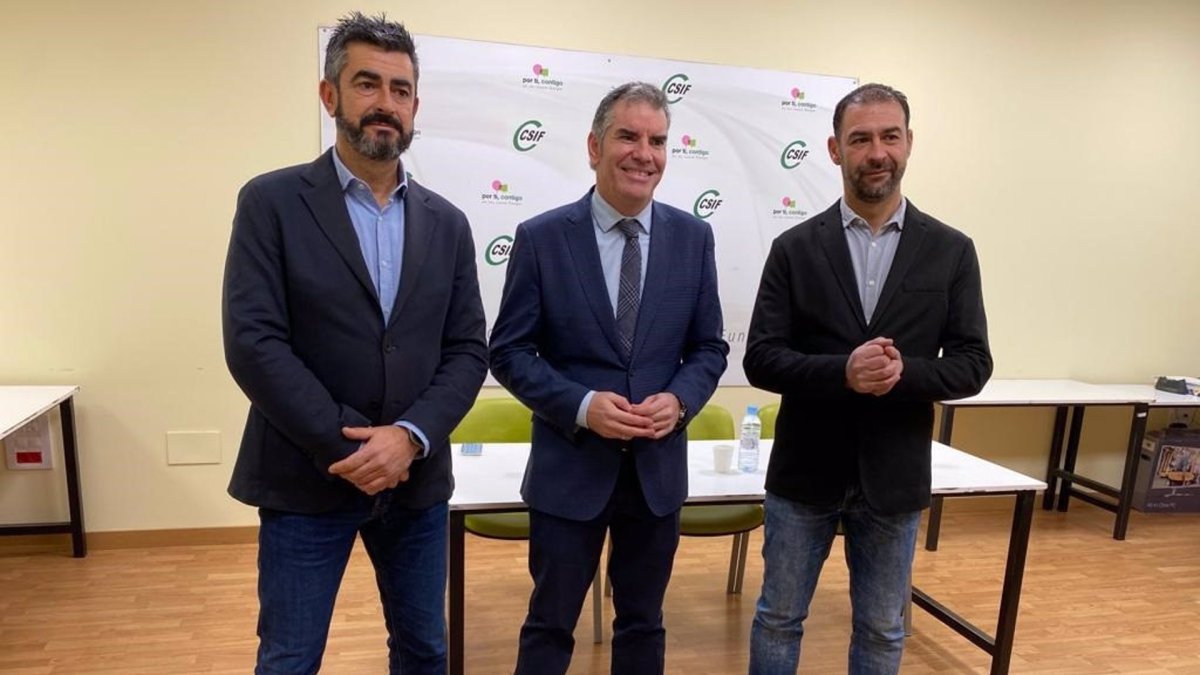 De izquierda a derecha, Agustín Leal, secretario de comunicación de JUCIL; Benjamín Castro , presidente autonómico de CSIF; y Ernesto Vilariño, secretario genarel de JUCIL. -EP
