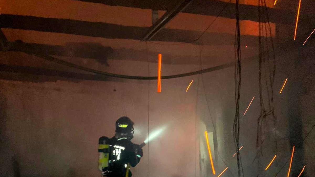 Un incendio calcina una panadería en proceso de rehabilitación en Santibáñez de la Isla (León). -ICAL