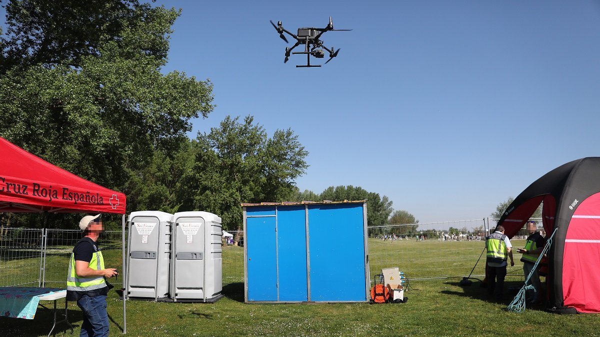 Dron de vigilancia en la macrofiesta universitaria de la ITA, que se celebra en el parque Ribera Sur de Palencia.- ICAL