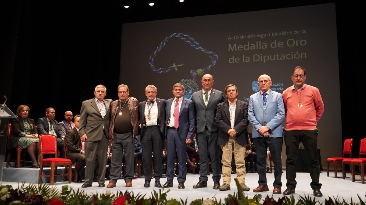 Alcaldes de siete municipios segovianos reciben la Medalla de Oro de la Diputación por sus más de 25 años al frente de sus ayuntamientos. ICAL