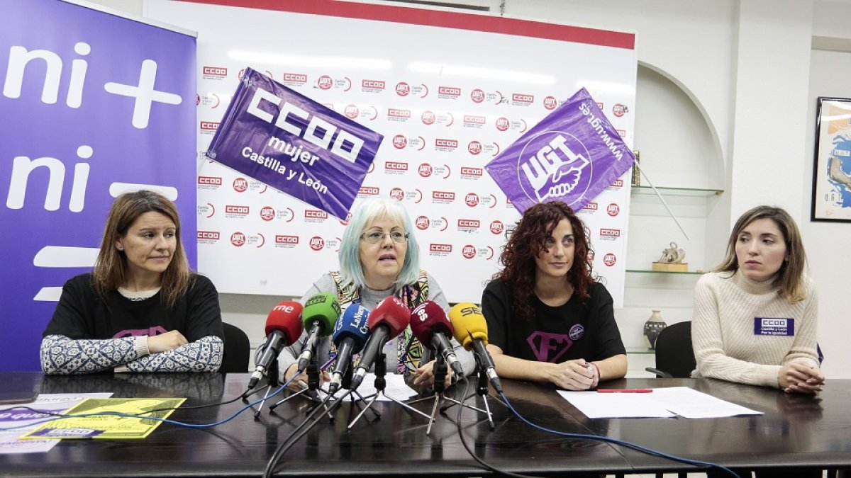 Las representantes de CCOO y UGT de León, Rosa Castro (2I) y Ruth Sanz (2D) | imagen archivo