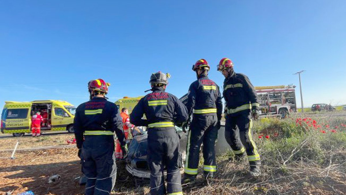 Accidente de tráfico en la carretera LE-7515, en el término municipal de Laguna de Negrillos (León), en el que ha fallecido una joven y otros cuatro han resultado heridos. ICAL