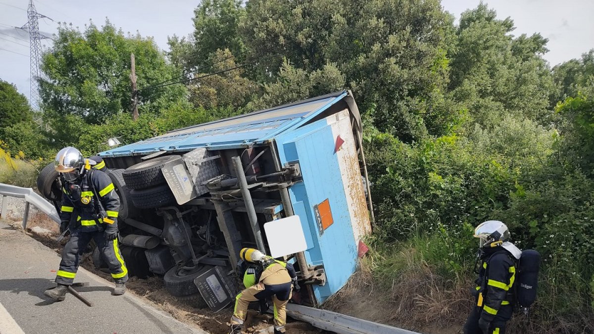 Derrame de cloro tras una colisión entre un camión y un turismo en la N-403, en El Tiemblo, Ávila. -ICAL