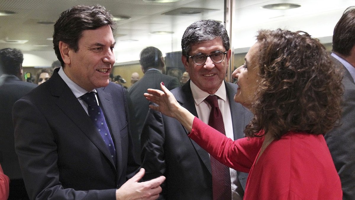 El consejero de Economía y Hacienda, Carlos Fernández Carriedo, saluda a la minsitra de Hacienda, María Jesús Montero. en la reunión del Consejo de Política Fiscal y Financiera.