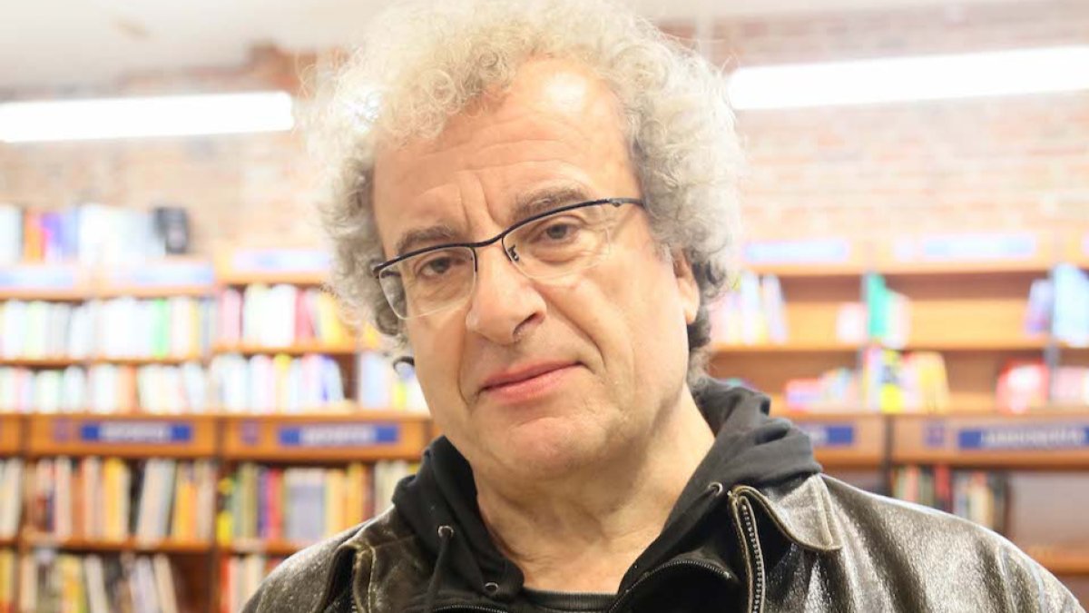 El escritor y periodista José María Calleja presenta "La violencia como noticia"en la librería Oletum en Valladolid. -E.M.