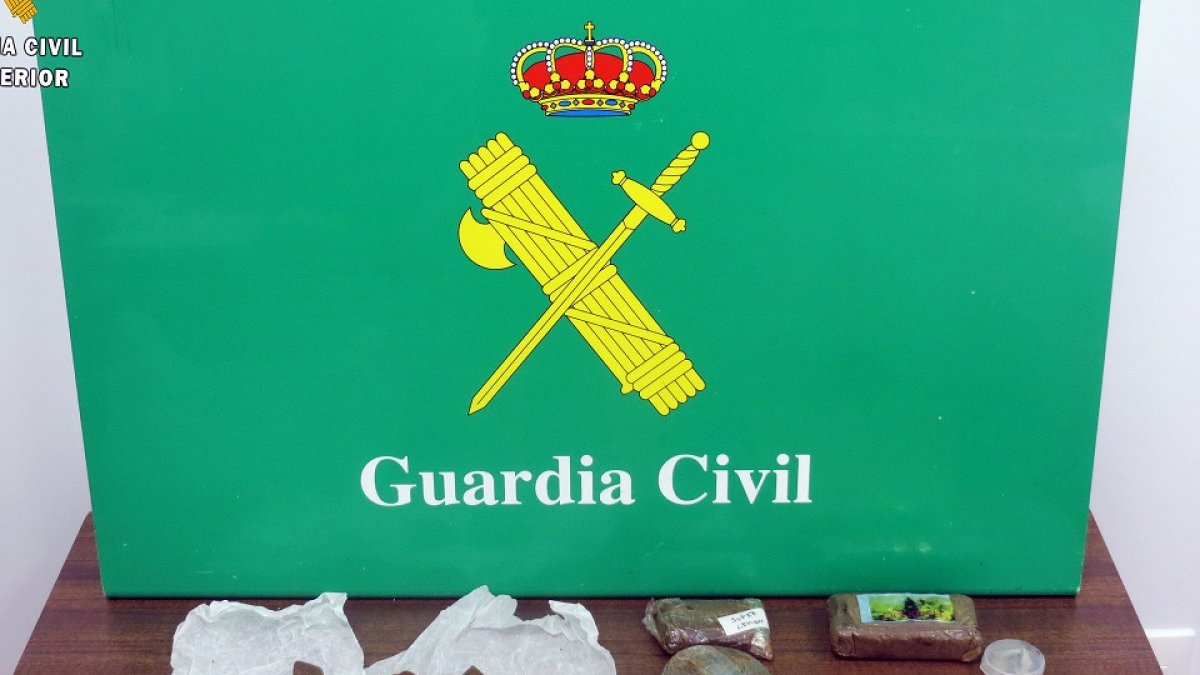 La Guarcia Civil detiene en El Espinar (Segovia) un hombre que portaba 495 gramos en varias tabletas de hachís adheridos a su cuerpo.- ICAL.