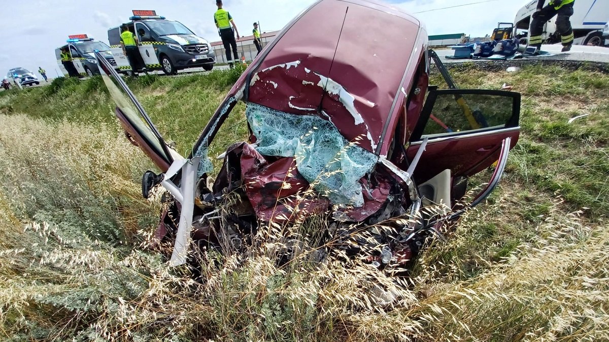 Estado de la furgoneta que colisionó con un vehículo en Rapariegos (Segovia), cuya conductora de 28 años falleció. -BOMBEROS DIPUTACIÓN VALLADOLID