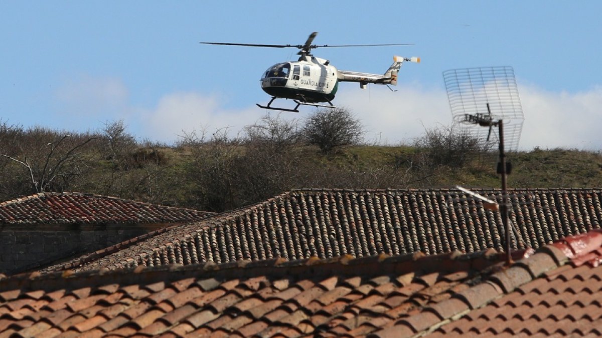 El helicóptero de la Guardia Civil en busca del hombre que asesinó a tiros a otro en Palencia. / ICAL