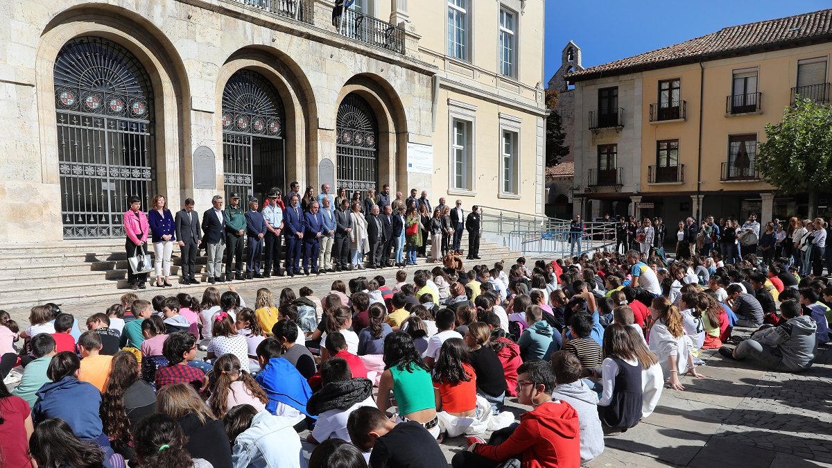 Concentración de repulsa en la Plaza Mayor de Palencia, donde representantes de las instituciones, amigos, vecinos y compañeros de colegio de los hijos de la víctima guardaron cinco minutos de silencio.
