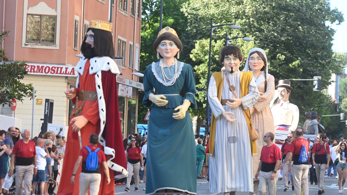 Una imagen de archivo del pasacalles del Encuentro Nacional de Gigantones y Figuras Festivas en Burgos. ICAL