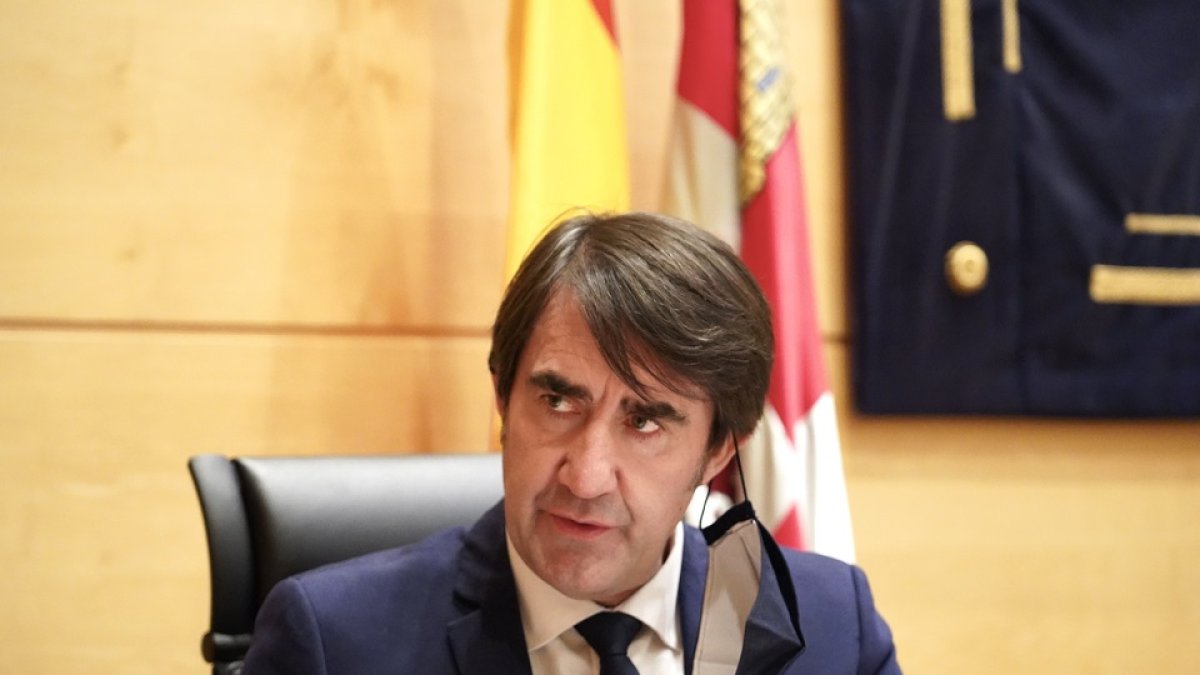 El consejero de Fomento y Medio Ambiente, Juan Carlos Suárez-Quiñones, presenta las cuentas de su departamento para 2021 ante la Comisión de Economía y Hacienda de las Cortes. / ICAL.