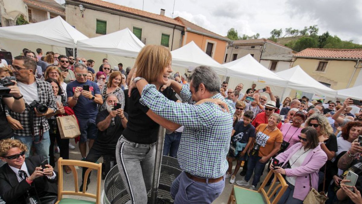 El presidente de la Diputación de Segovia, Miguel Ángel de Vicente, pregona la Fiesta de la Vendimia, en Valtiendas.- ICAL