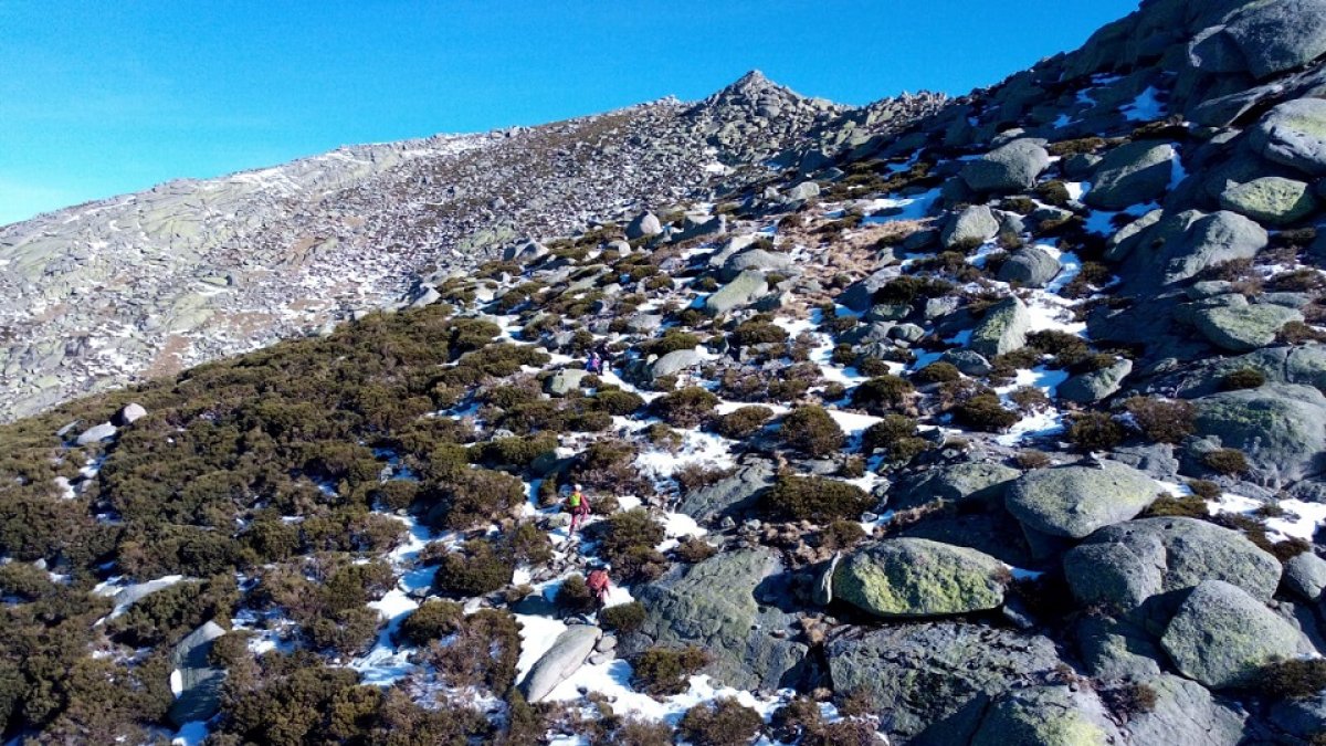 Rescatado un montañero de 67 años indispuesto en el Pico La Mira (Ávila)- EM