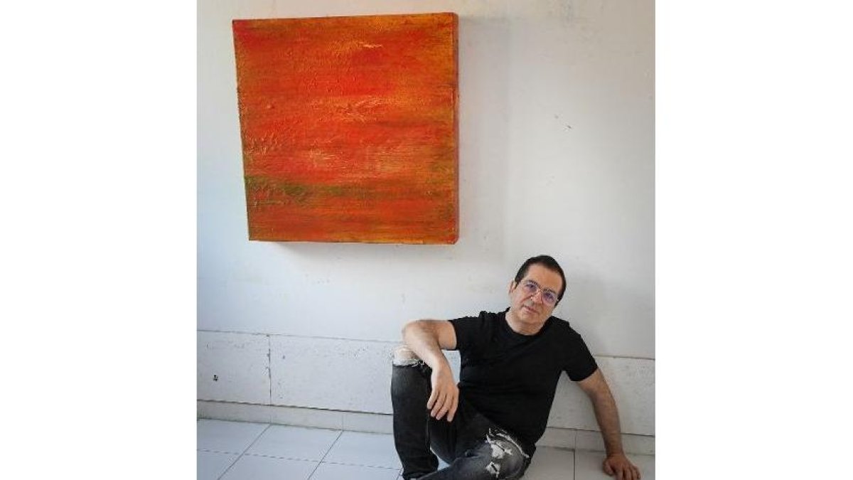 El pintor segoviano Alberto Reguera, con una de las obras que conforman su exposición "Autour du rouge", en la galería parisina Olivier Nouvellet. -ICAL