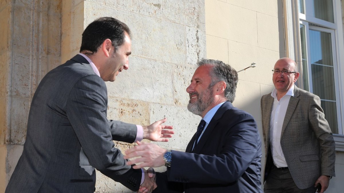 Carlos Pollán saluda al alcalde de Palencia, Mario Simón, de Ciudadanos.- ICAL