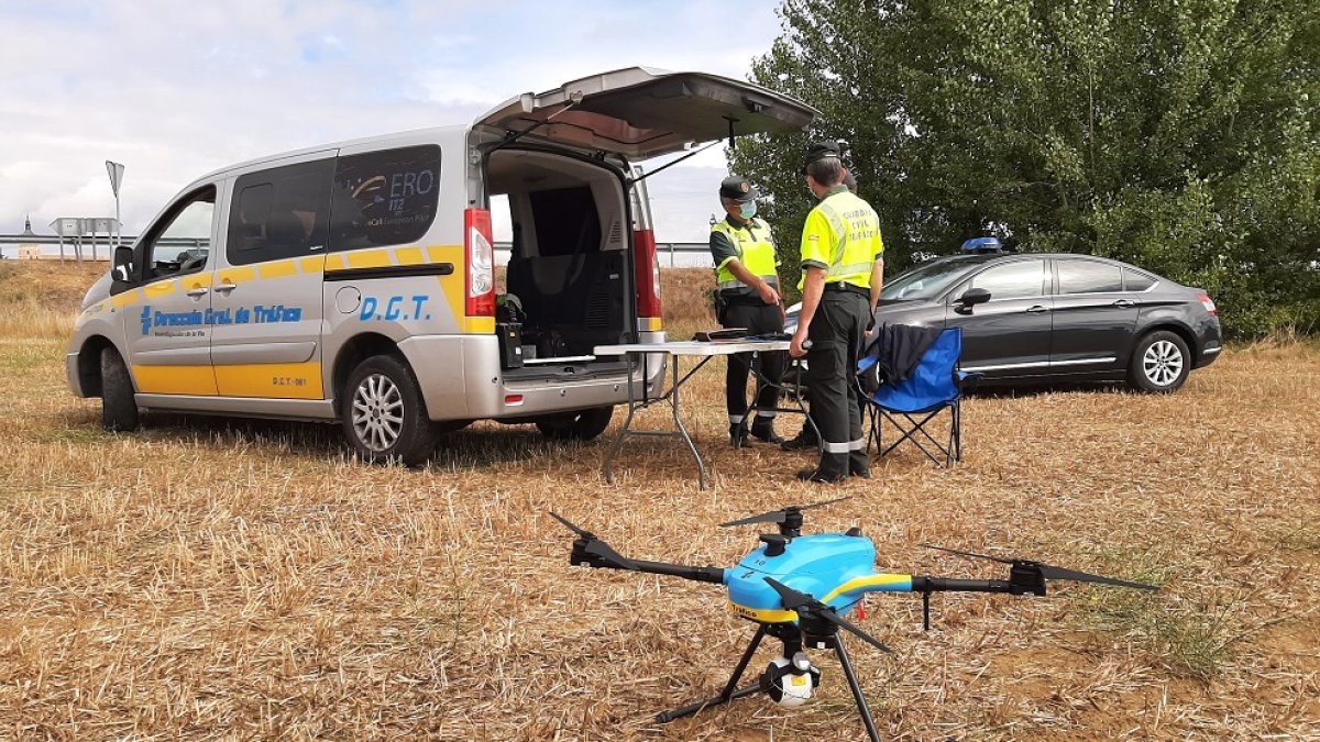 Cazados seis conductores por el dron de la DGT tras no respetar las señales de stop en varias carreteras de Palencia. - ICAL