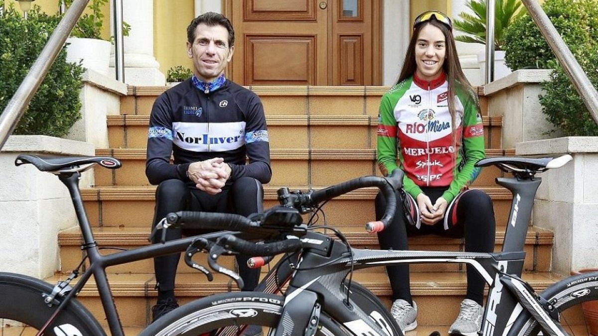 Juan Carlos y Estela Domínguez posan con las bicicletas en la puerta de su casa. - J. M. LOSTAU
