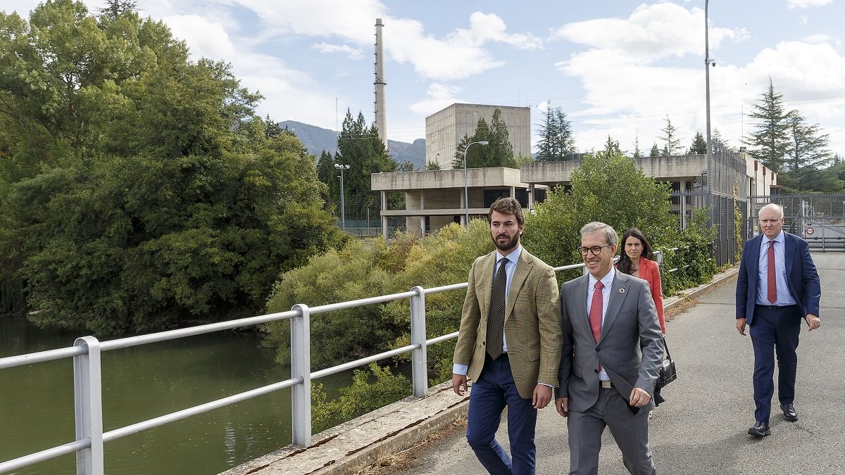 Juan García-Gallardo y Mariano Veganzones durante su visita a la central nuclear de Garoña.- ICAL