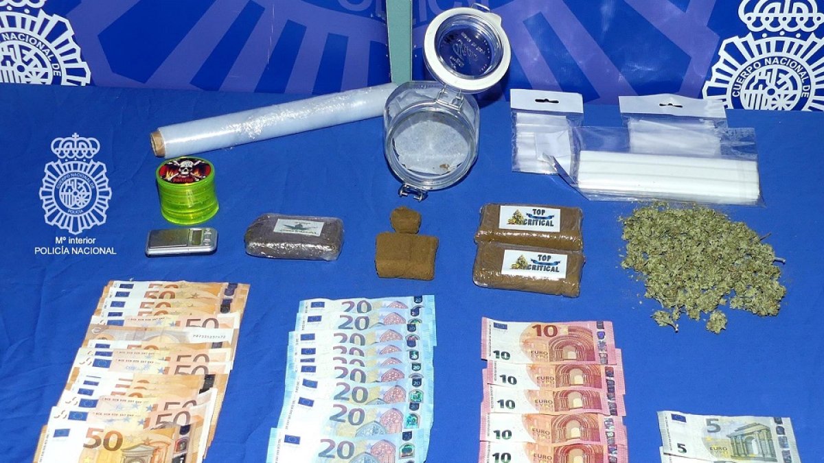 Droga, dinero y materiales incautados en la vivienda de Salamanca. | E.M.