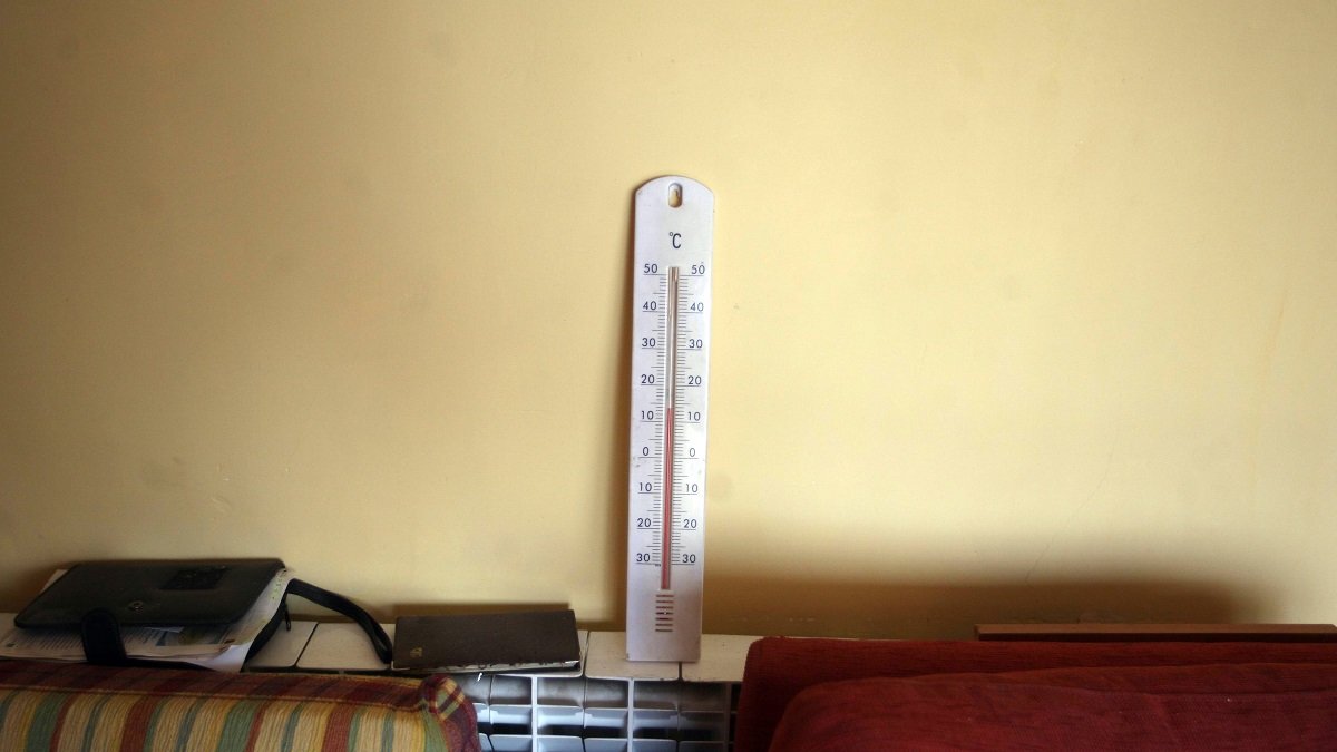 Un termómetro refleja la baja temperatura en una vivienda.- ICAL