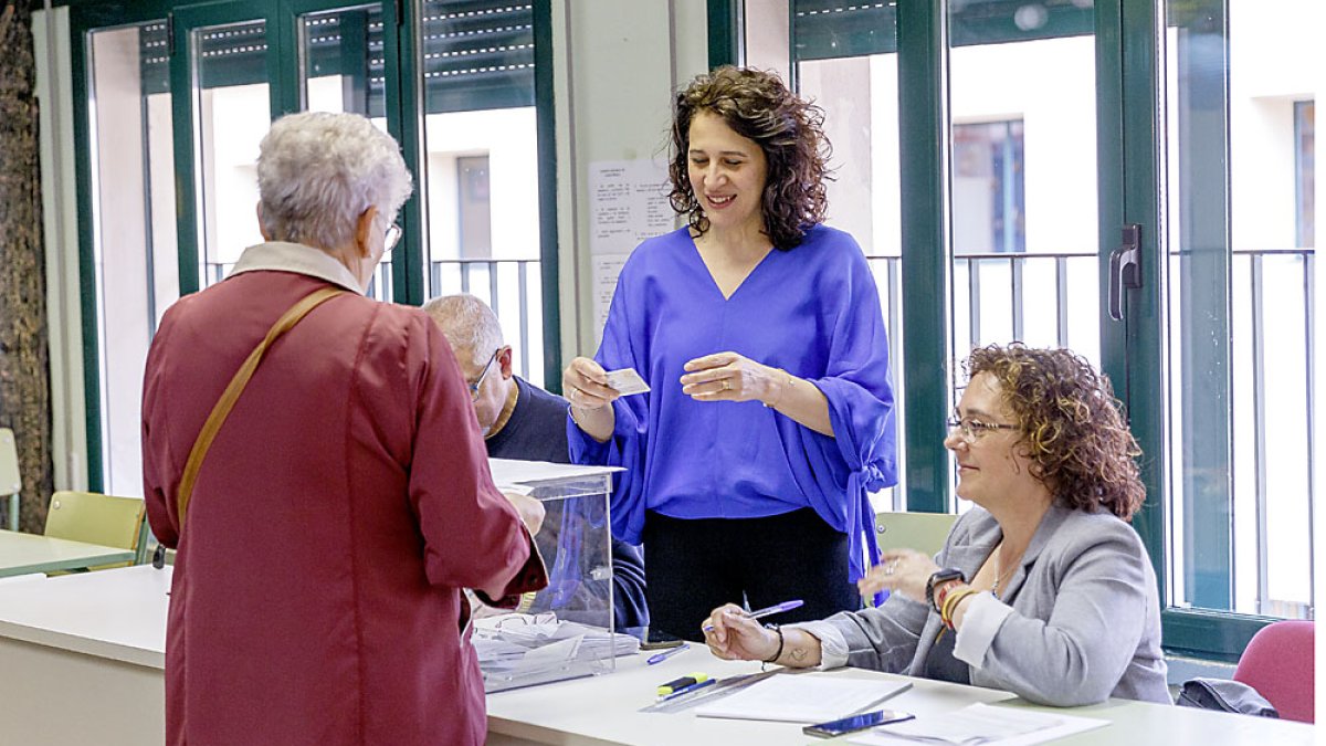 Una mujer ejerce su derecho al voto en la ciudad de Segovia. ICAL