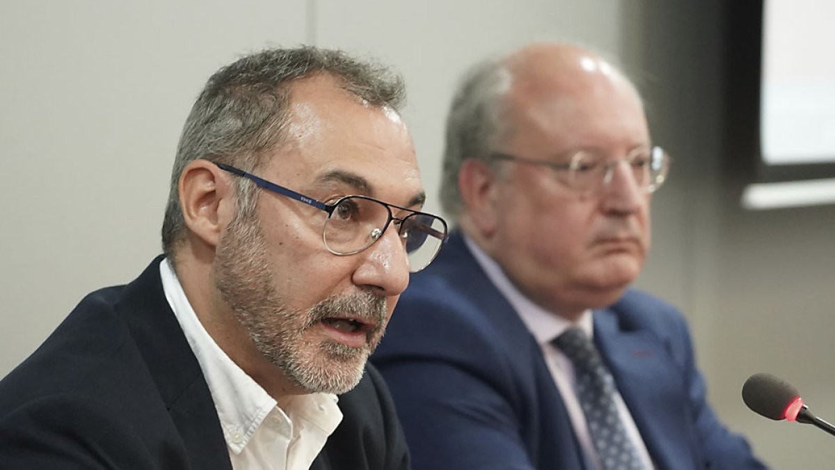 Enrique Cabero Morán, presidente del CESCYL y Óscar Castro Vega, presidente de EAPN CYL, durante la presentación del XIII Informe 'El Estado de la Pobreza y la Exclusión Social en Castilla y León'. ICAL