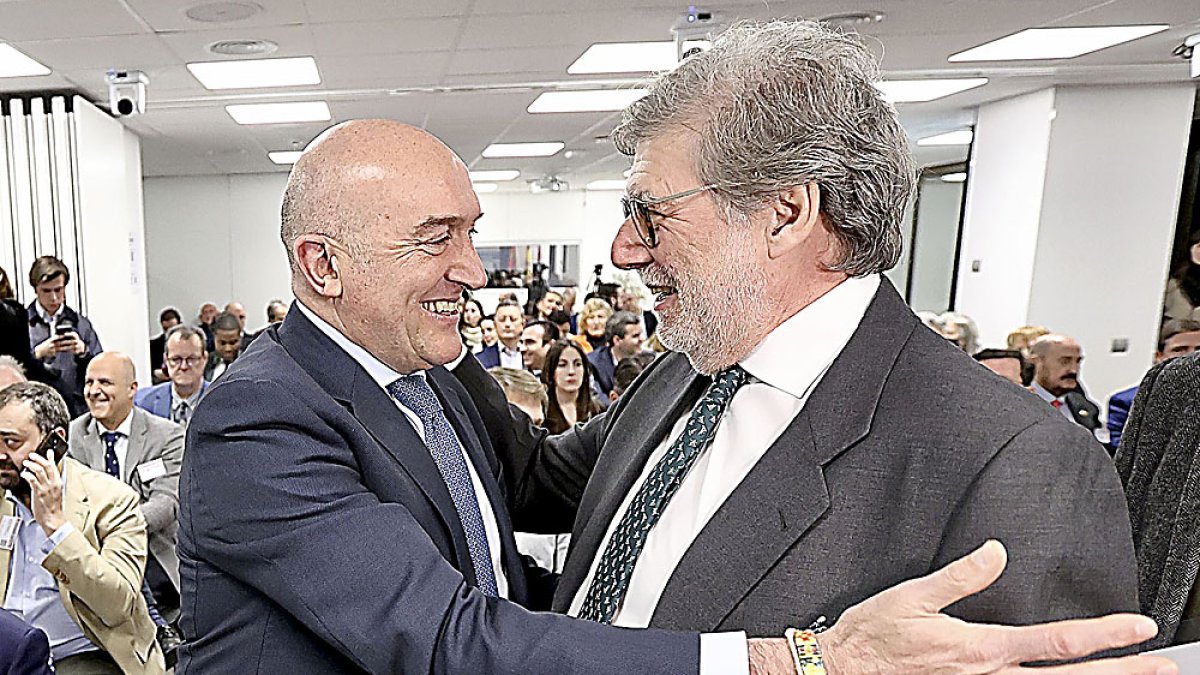 Jesús Julio Carnero saluda al presidente de CEOE Castilla y León, Santiago Aparicio, en el encuentro empresarial 'Castilla y León-Madrid' celebrado en la capital de España. ICAL
