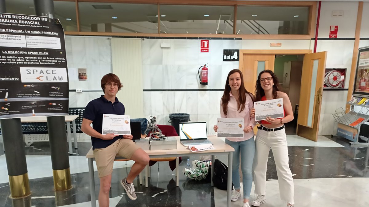 Los estudiantes de Ingeniería Aeroespacial en las instalaciones de la Universidad de León. EL MUNDO