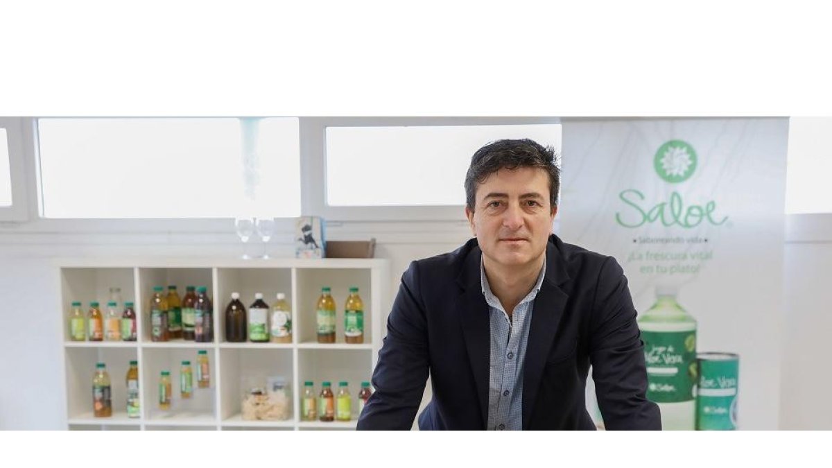 El director general de la empresa Naturae, Juan Manuel Sanz, en la factoría vallisoletana, con alguno de los productos que exporta a 14 países.   -  J. M. LOSTAU