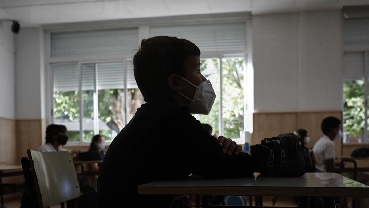 Un niño con mascarilla en un aula de Castilla y León.- EUROPA PRESS