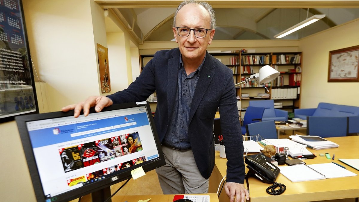 José Lorenzo, director de la Biblioteca de Castilla y León en Valladolid, muestra el menú de la nueva plataforma. LOSTAU