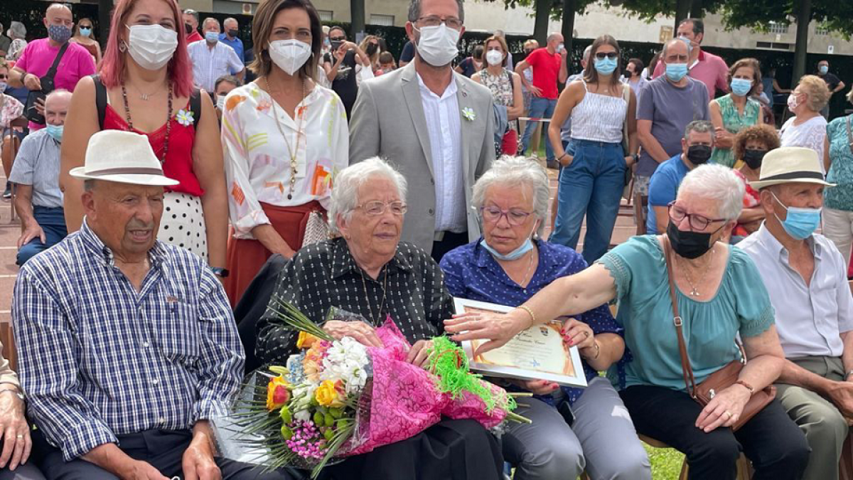 Santa María del Páramo acoge el Encuentro de Pendones y homenajea a Teresa Fernández de 108 años. - ICAL