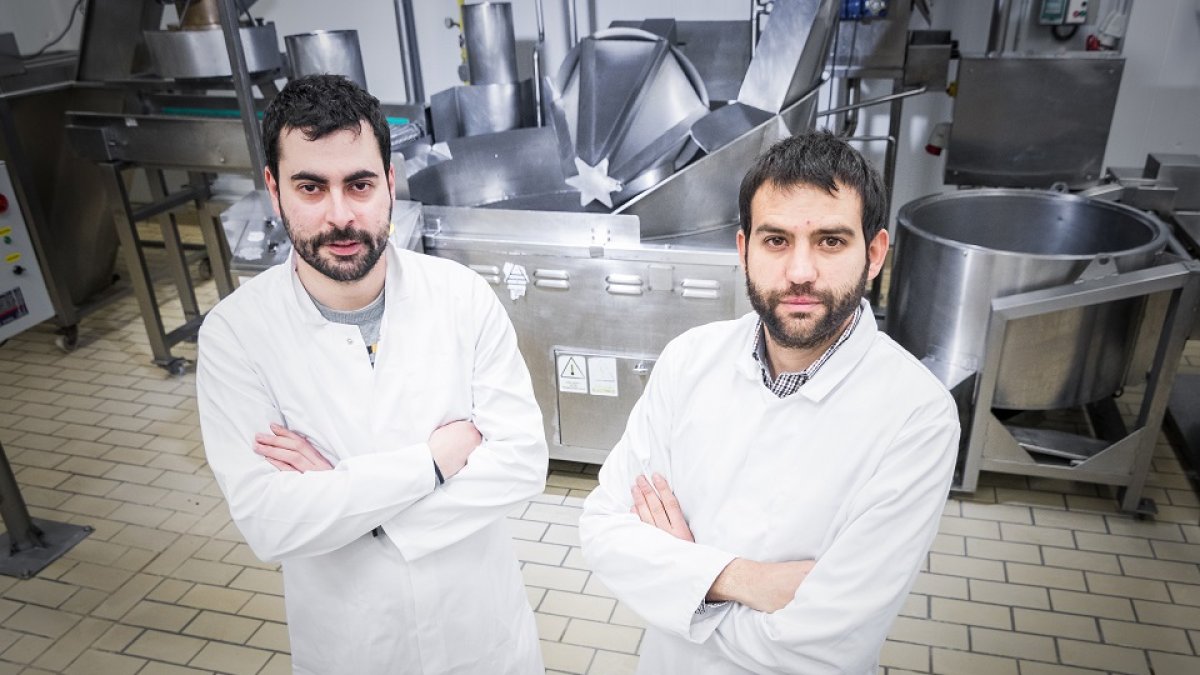 Daniel Zamora y Francisco Pérez, responsables de Aperitivos  Añavieja que han innovado con sus productos. | GONZALO MONTESEGURO
