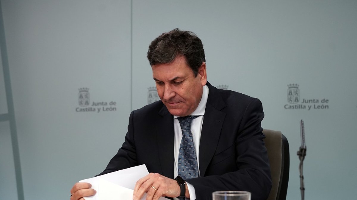 El consejero de Economía y Hacienda y portavoz de la Junta, Carlos Fernández Carriedo, comparece en rueda de prensa posterior al Consejo de Gobierno. ICAL