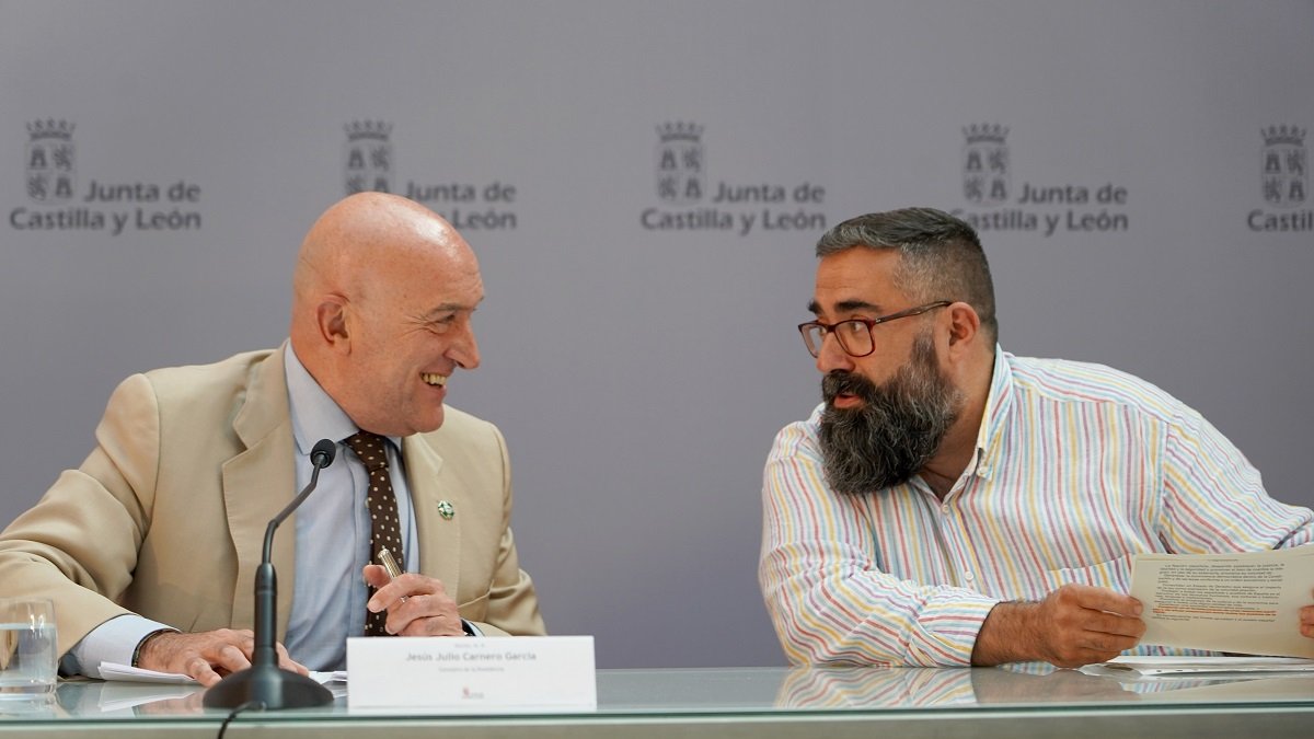 El consejero de la Presidencia, Julio Jesús Carnero, junto al presidente de la coordinadora de las ONGD, Andrés Rodríguez Amayuelas.- ICAL