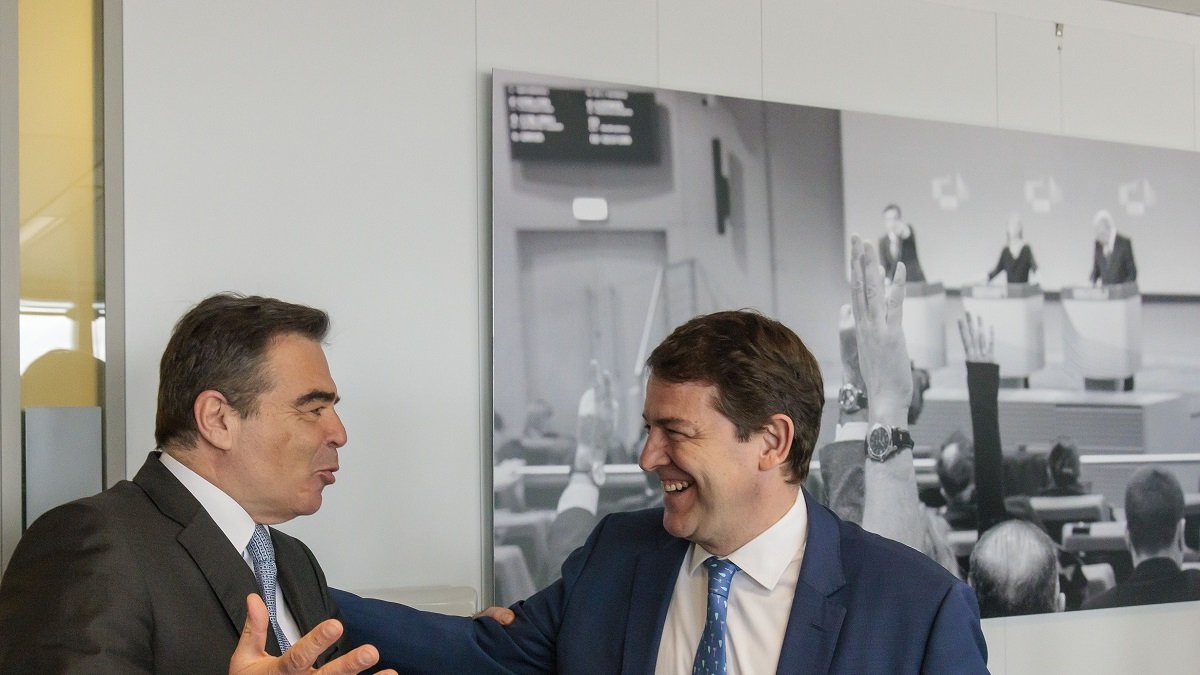 El presidente de la Junta, Alfonso Fernández Mañueco, conversa con el vicepresidente de la Comisión Europea, Margaritis Schimas.- E. M.