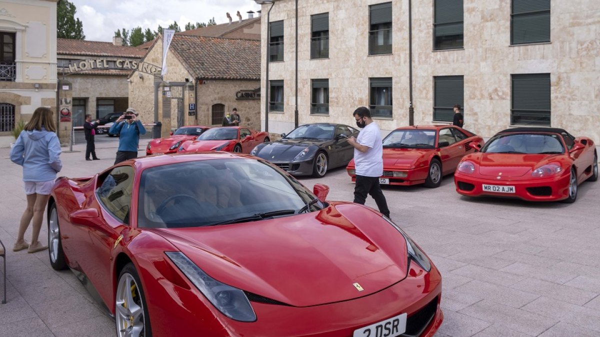 Uno de los Ferraris expuestos en Salamanca. / ICAL