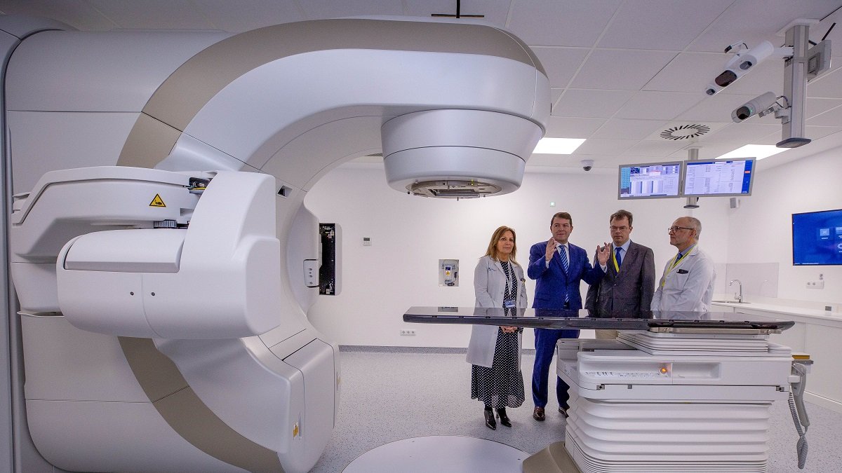 El presidente de la Junta visita el Hospital de Ávila ante la puesta en funcionamiento de la Unidad de Radioterapia. -ICAL