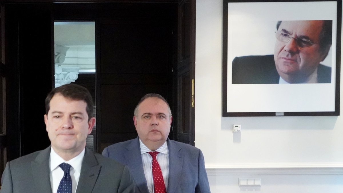 Alfonso Fernández Mañueco y Alejandro Vázquez, en el momento de llegar a la declaración institucional del presidente de la Junta. ICAL