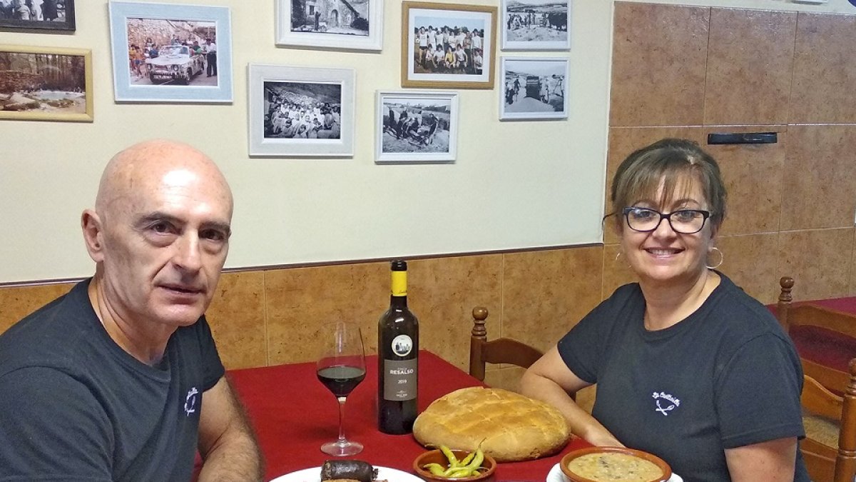 Víctor y Beatriz en una de las mesas del comedor de La Cantinilla con algunos de los platos de su oferta. /