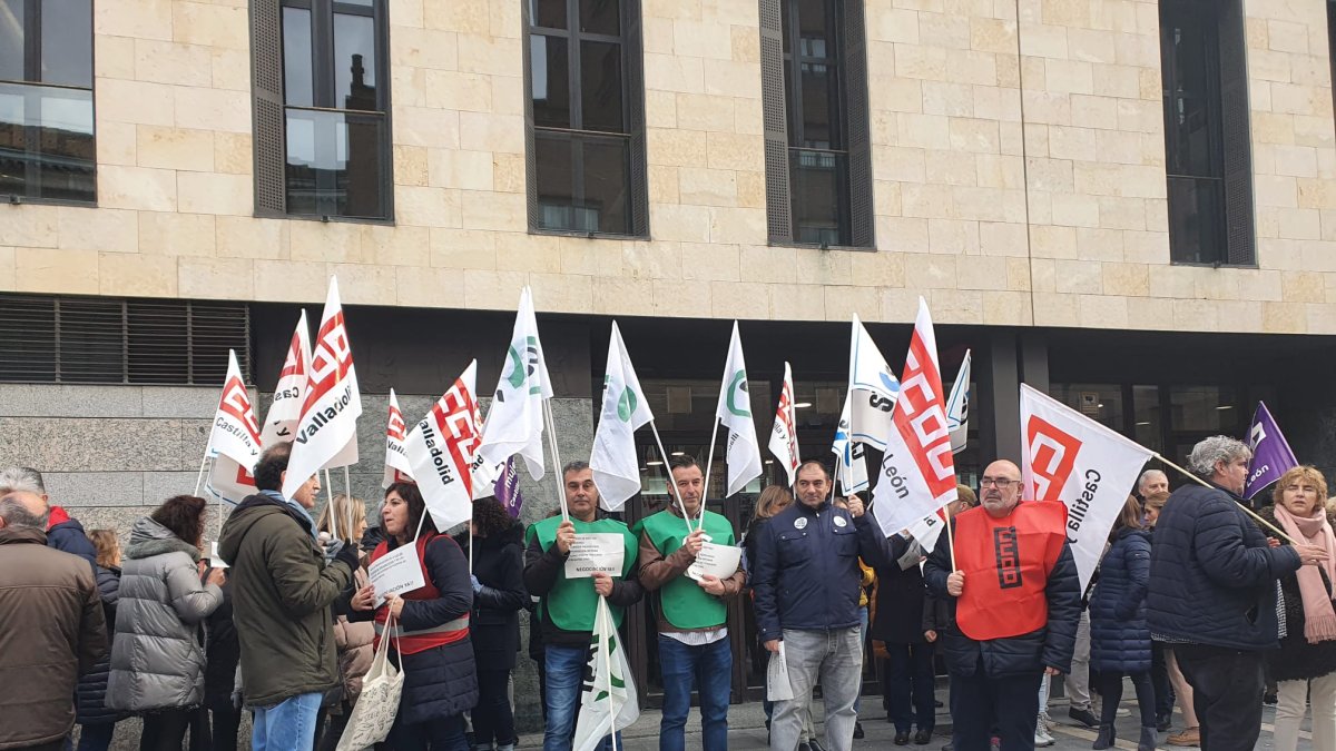 Concentración de los sindicatos ante el Juzgado de Valladolid.- E. M.