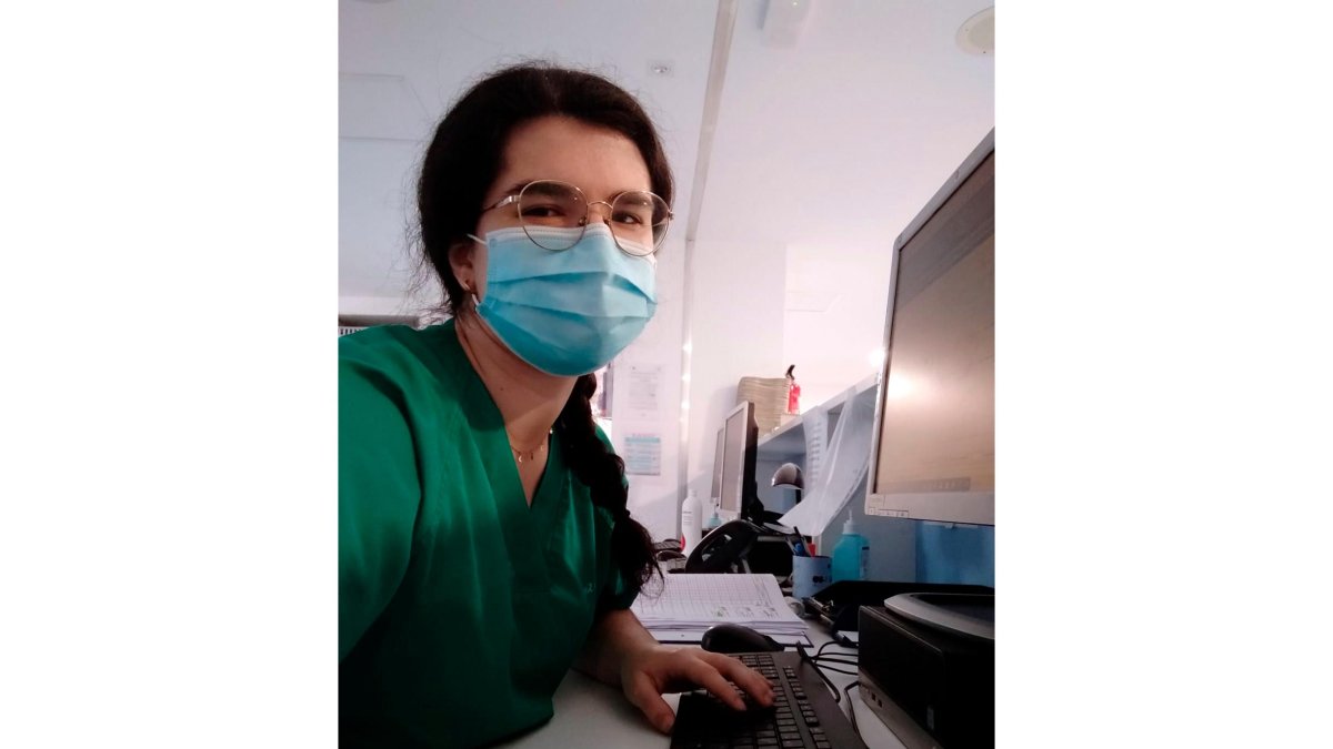 La enfermera Lucía Martín Gómez en las instalaciones del Hospital General de Segovia. - EL MUNDO