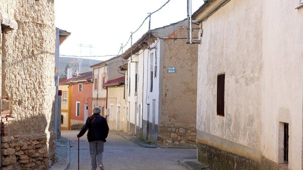 Una mujer camina por la calle de un pueblo de Valladolid . - ICAL