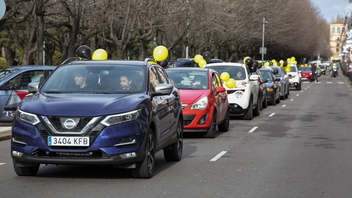 Caravana de coches en León de trabajadores públicos interinos para reclamar que se les haga fijos.- ICAL