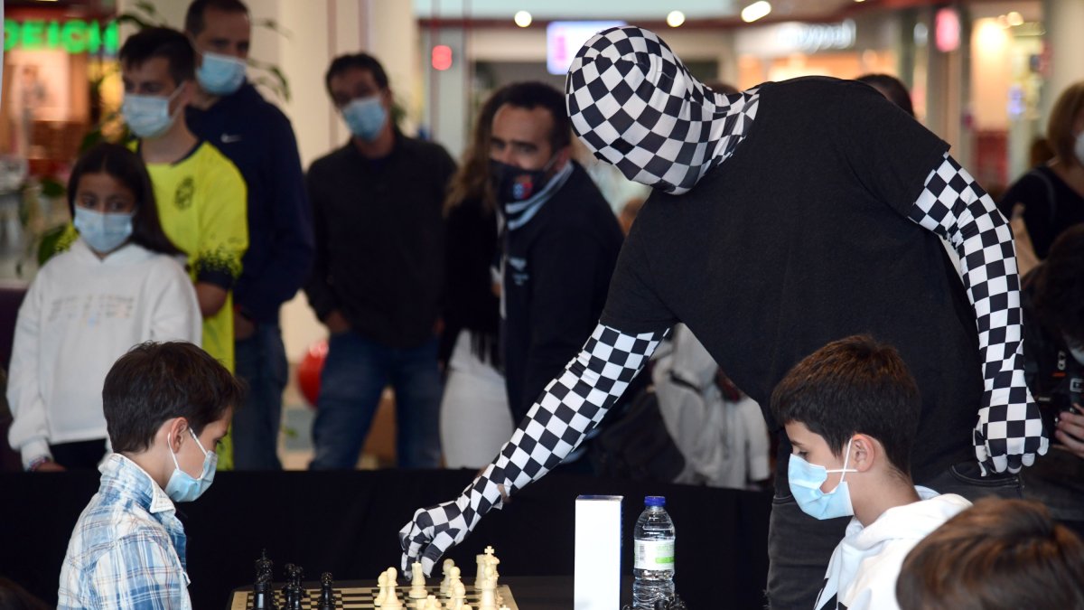 El Rey Enigma participa en Burgos en una exhibici?n de partidas simultáneas de ajedrez contra 40 jóvenes. ICAL