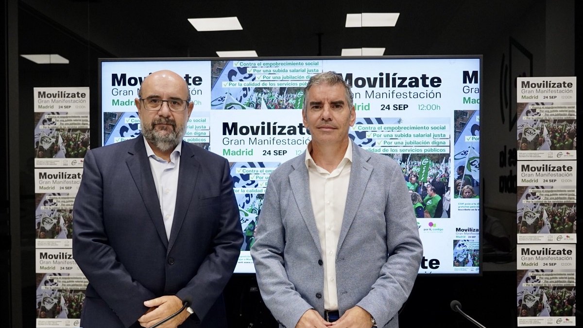 El presidente nacional de CSIF, Miguel Borra, y el autonómico, Benjamín Castro, presentan la manifestación contra el empobrecimiento progresivo de la sociedad. - ICAL